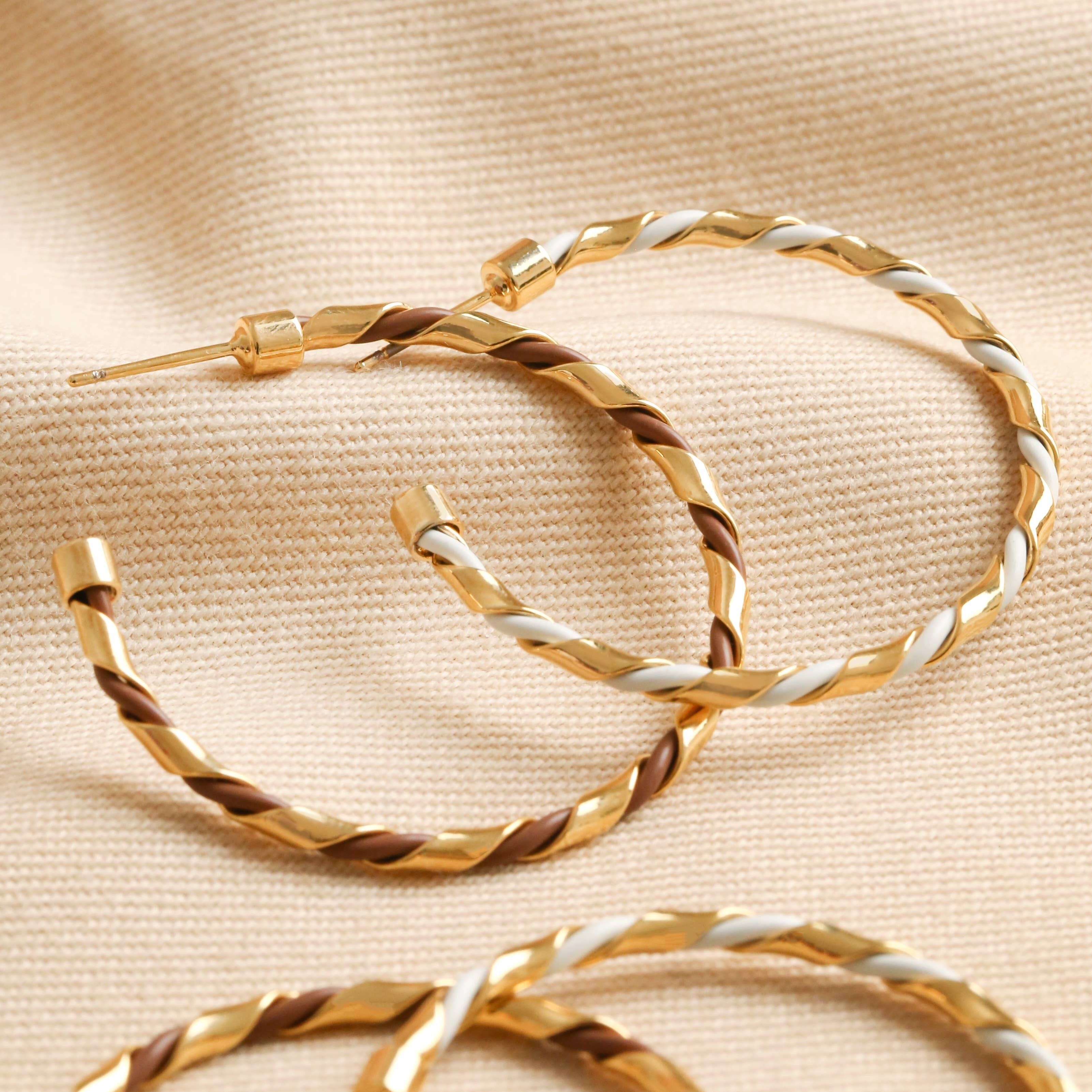 Orecchini a cerchio intrecciati in smalto color oro/marrone