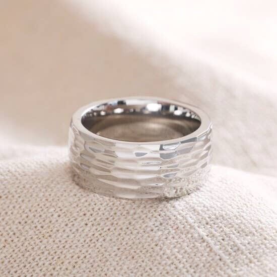 Anello da uomo con fascia martellata in argento L/XL