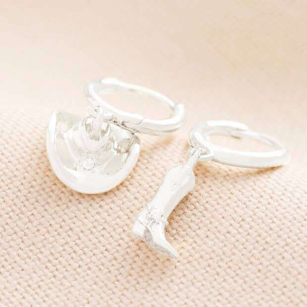 Orecchini a cerchio Huggie con cappello e stivali da cowboy spaiati, argento