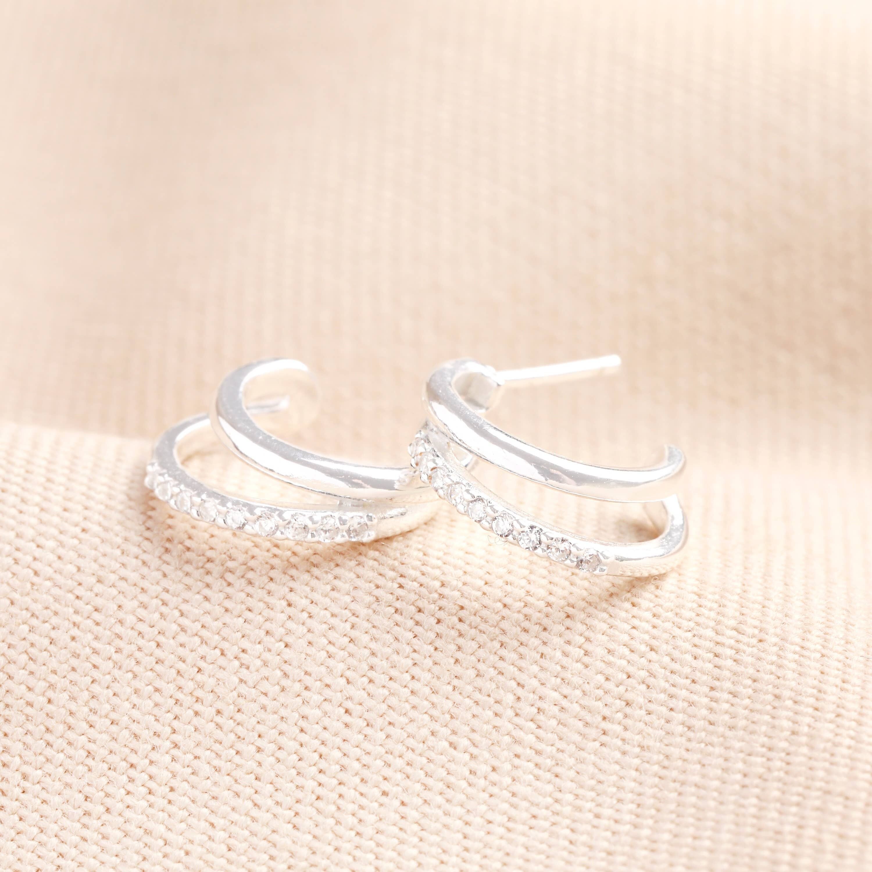 Orecchini a cerchio Huggie in argento sterling con cristalli e illusioni