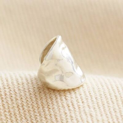 Boucle d'oreille large martelée en argent