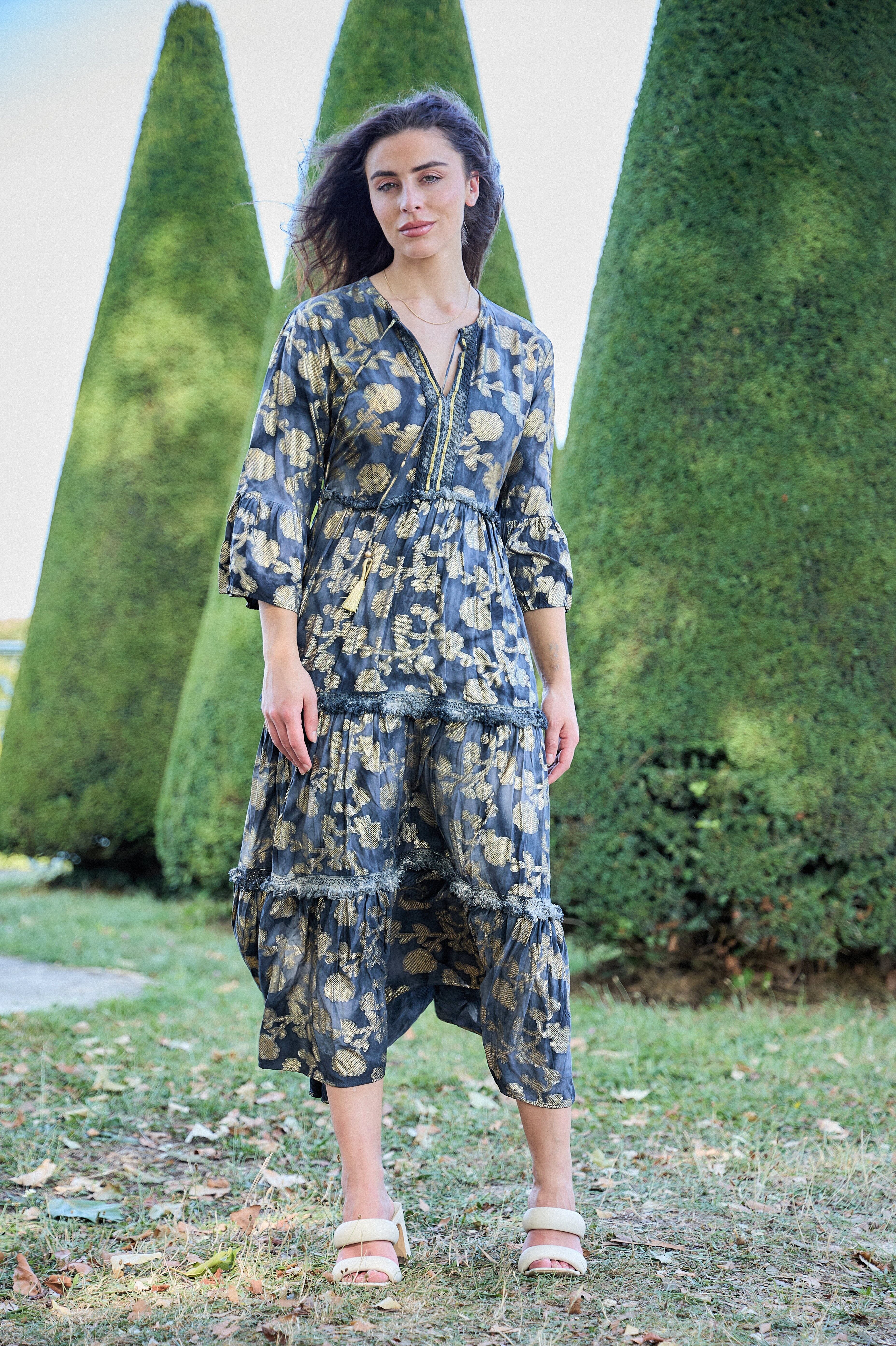 Abito lungo con volant con stampa oro, taglio svasato