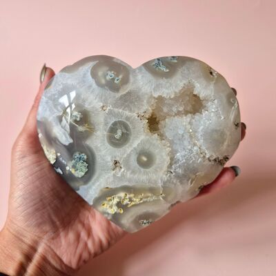 Cuore Druzy in agata muschiosa grande su supporto in metallo nero - 11 cm, 680 g