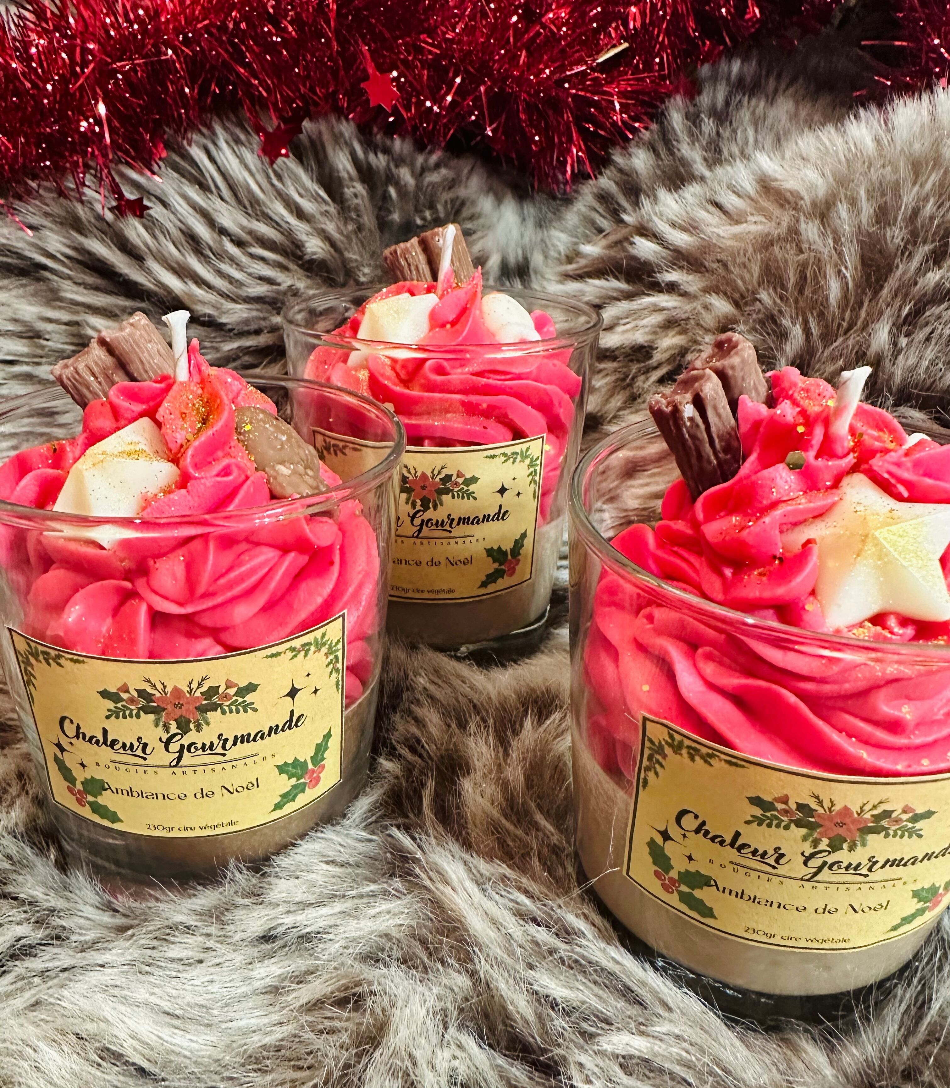 Kerze mit weihnachtlicher Atmosphäre