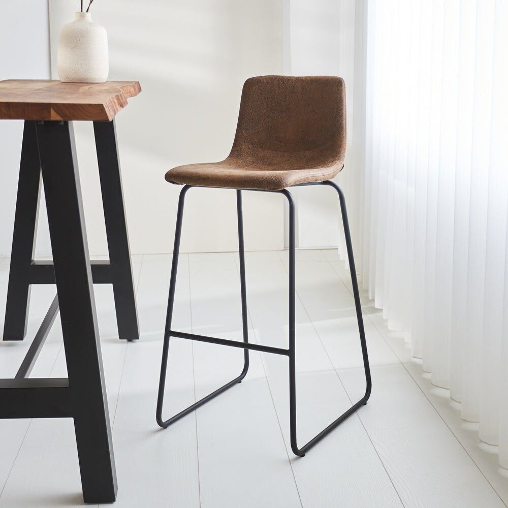 Sgabello da bar industriale Brentt in pelle scamosciata marrone