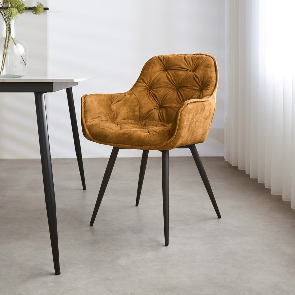 Sedia da sala da pranzo con braccioli Audrey in velluto giallo ocra