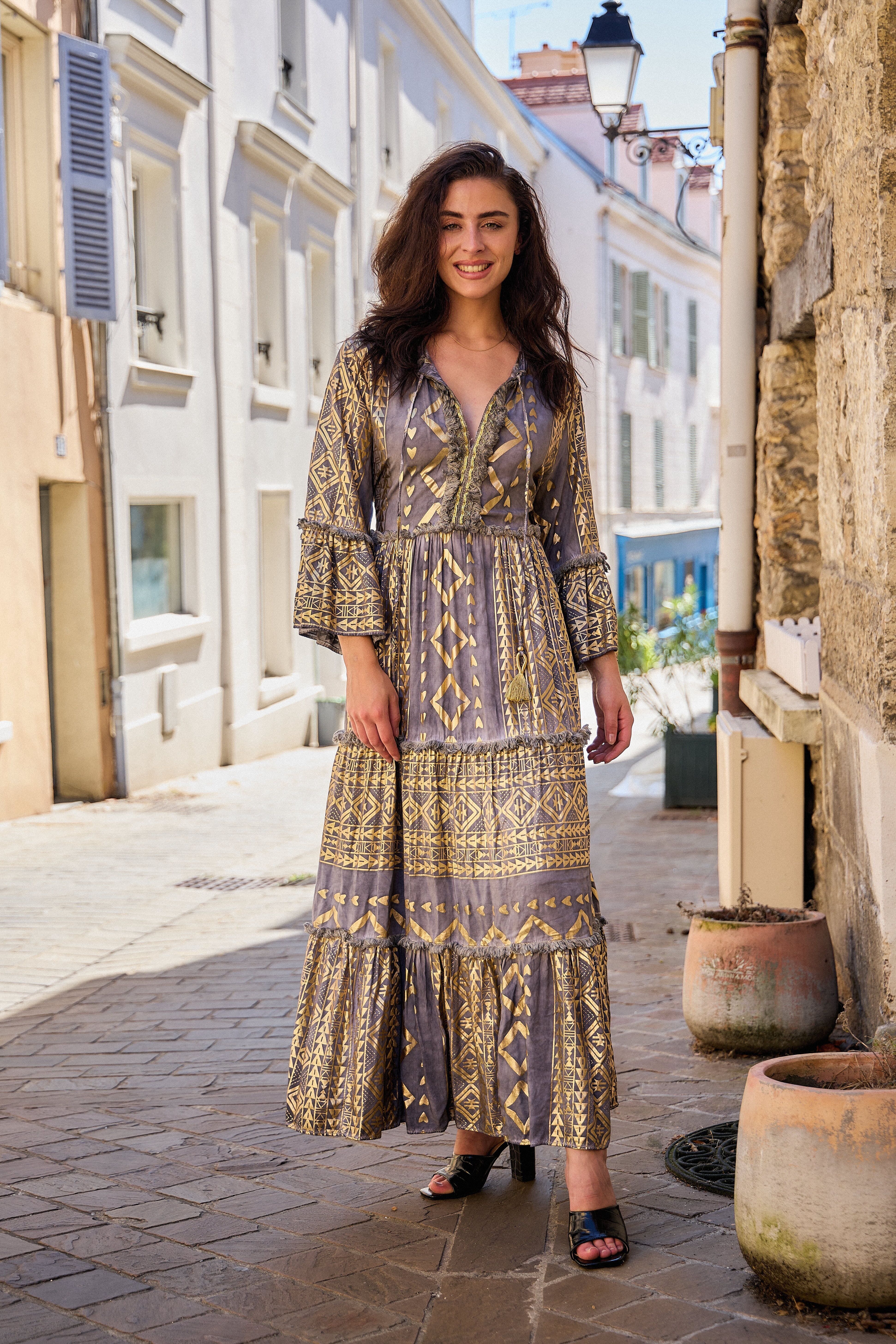 Abito lungo a balze, con motivo geometrico oro