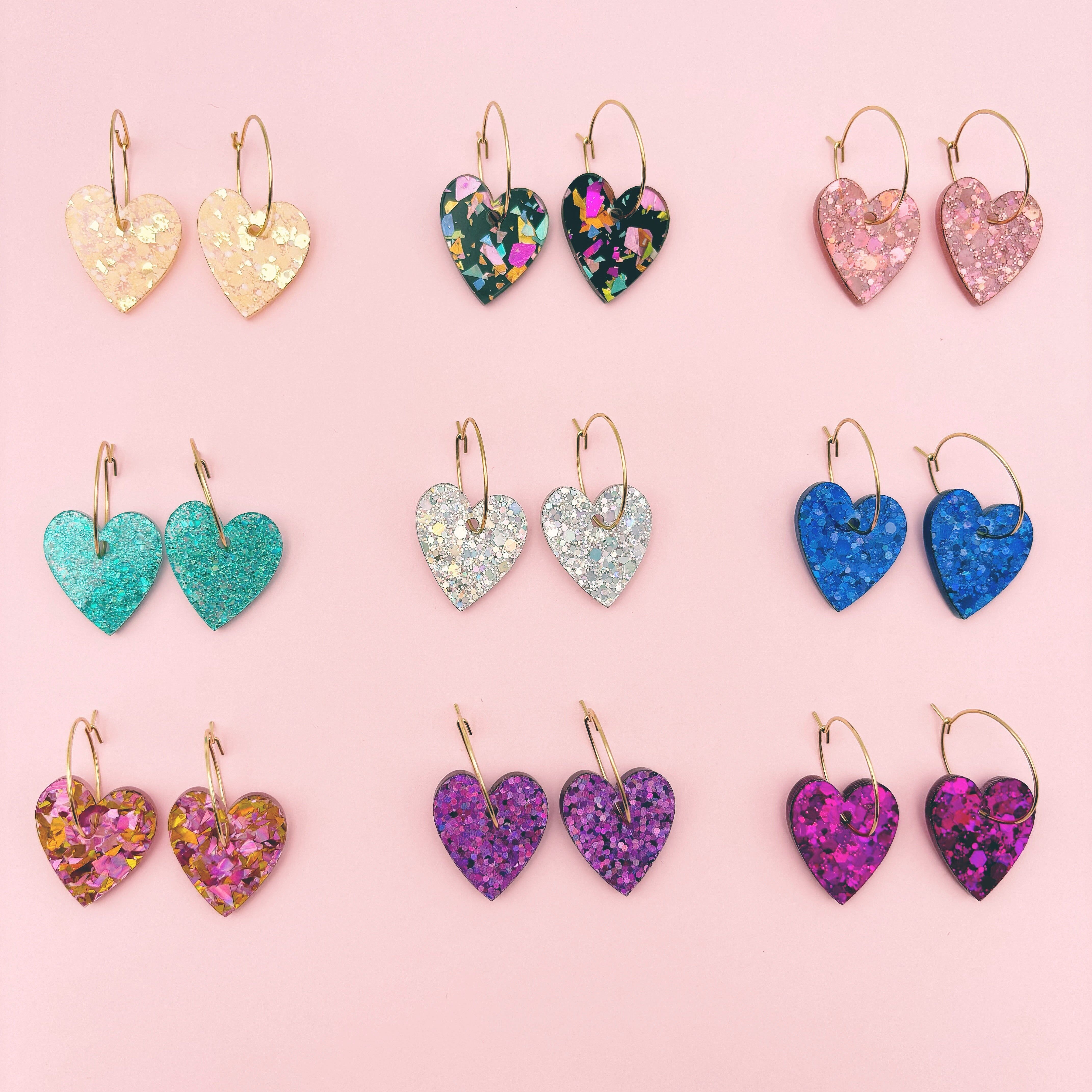 Orecchini a cerchio in filo metallico con cuore glitterato