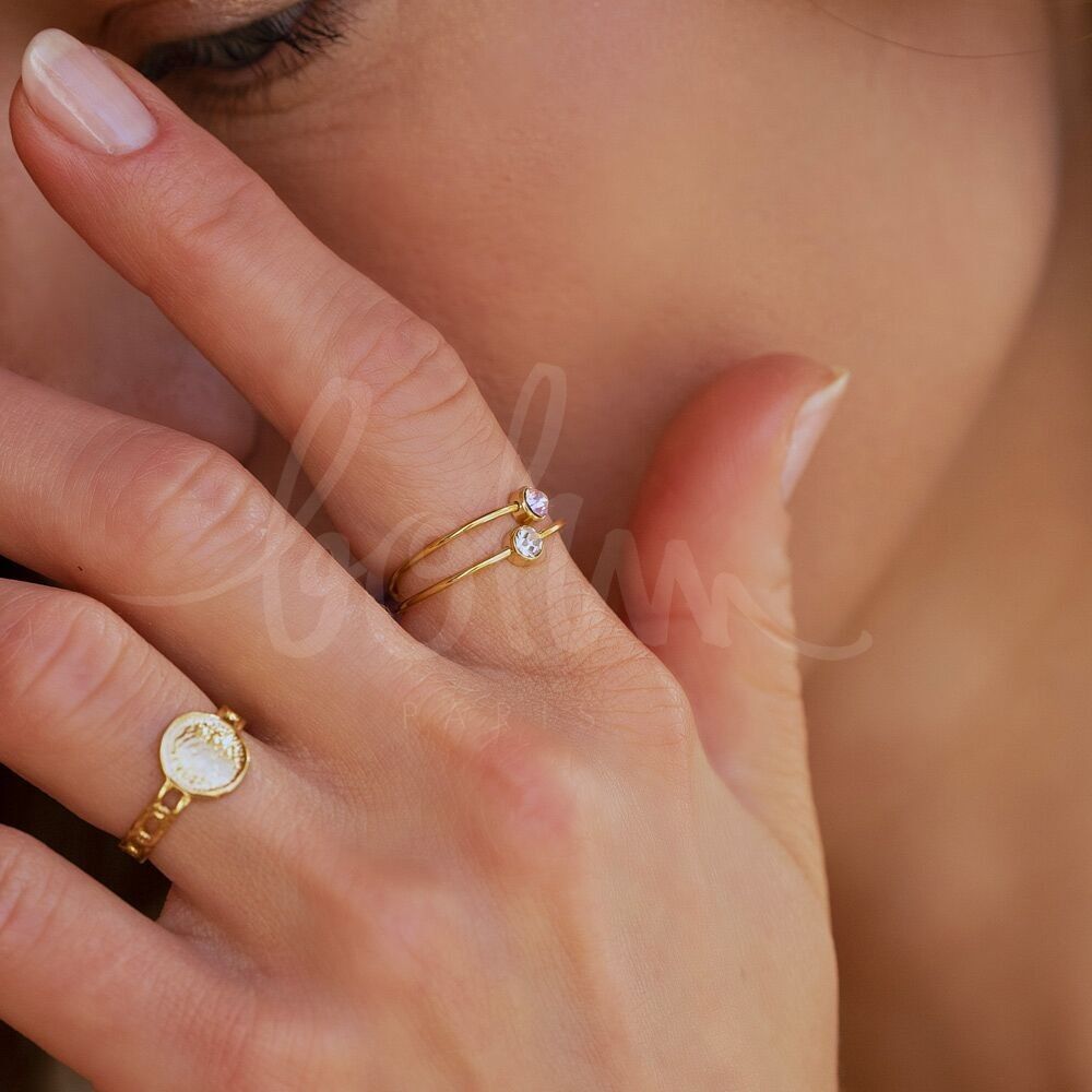 Anello Maisie - sottile anello in acciaio inossidabile con piccolo cristallo tagliato