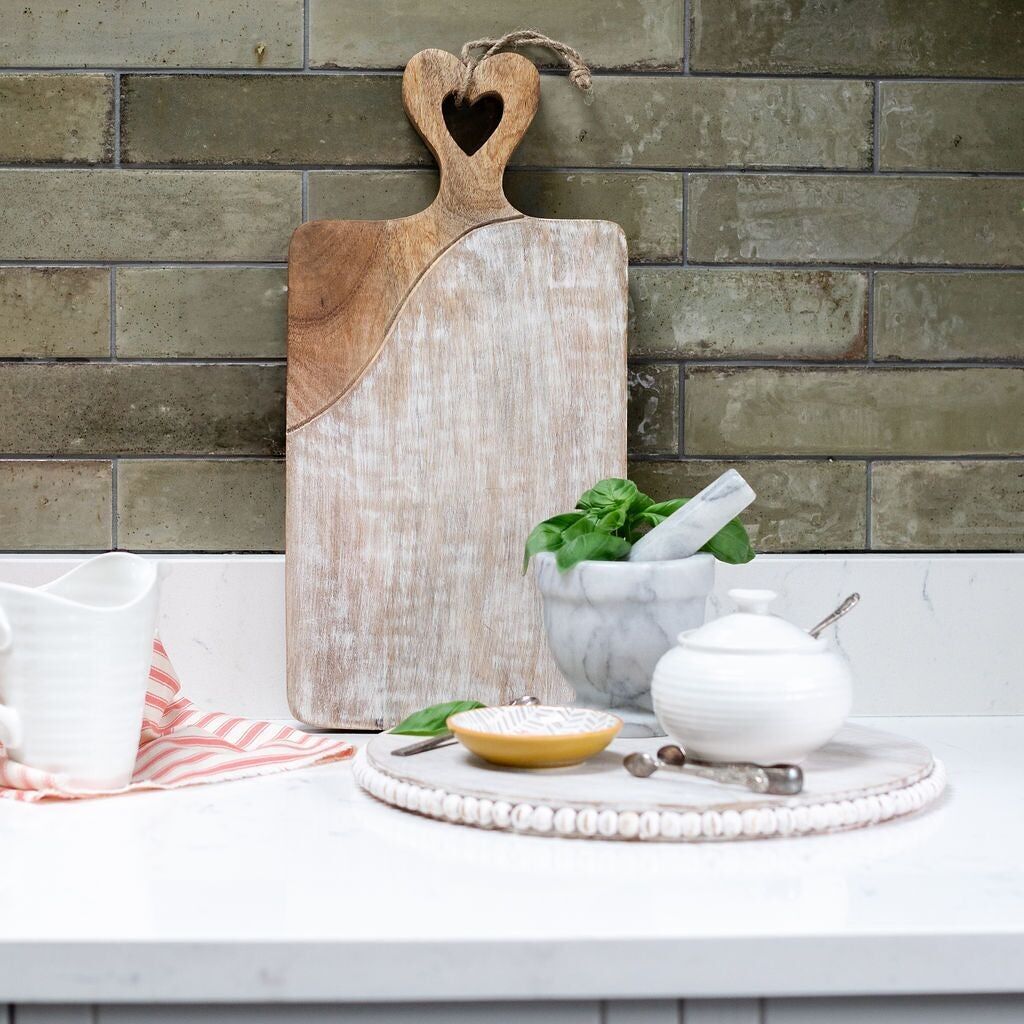 Amiens - Grande tagliere in legno bicolore con manico intagliato a forma di cuore