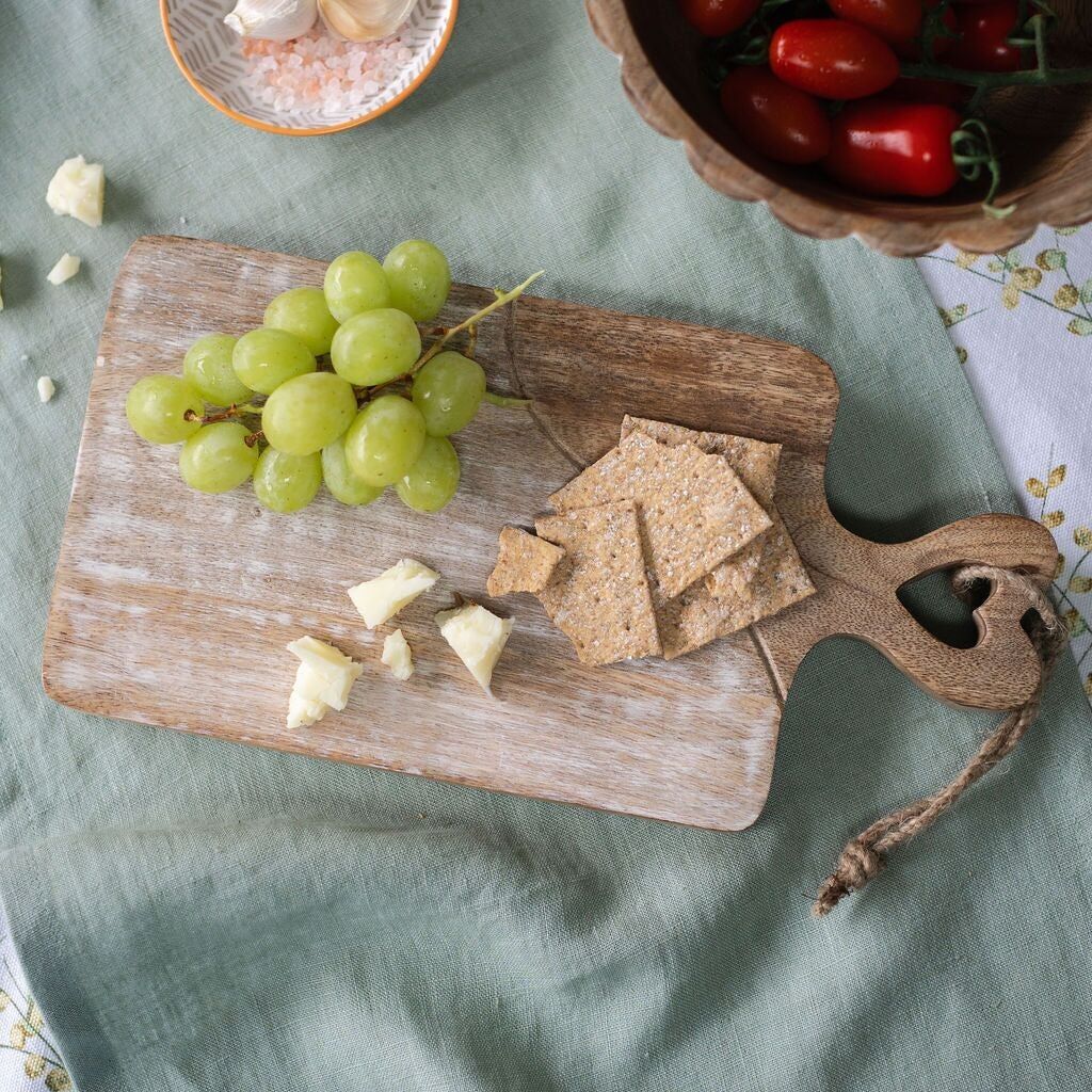 Amiens - Piccolo tagliere in legno bicolore con manico intagliato a forma di cuore
