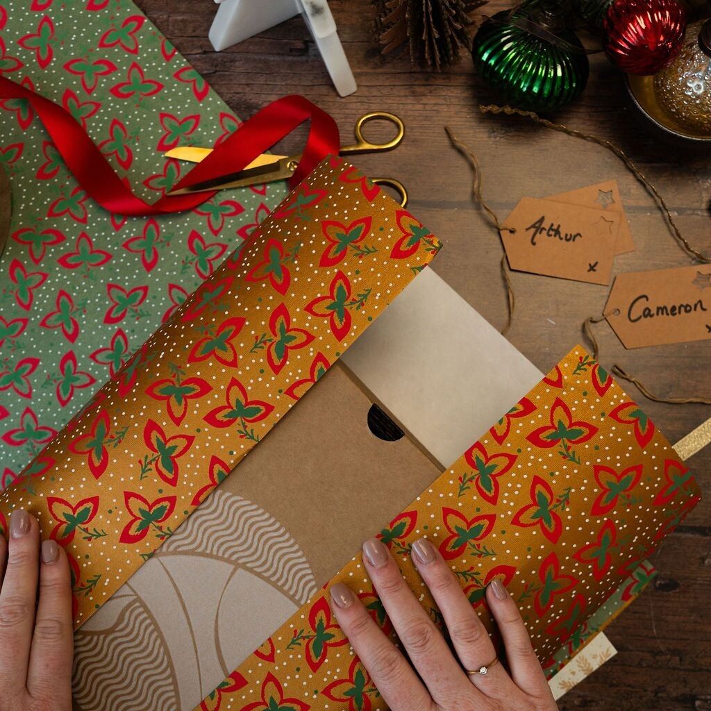 Carta da regalo a tre foglie color oro