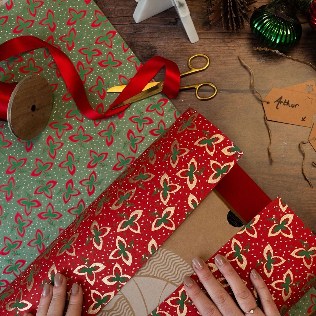 Carta da regalo rossa a tre foglie