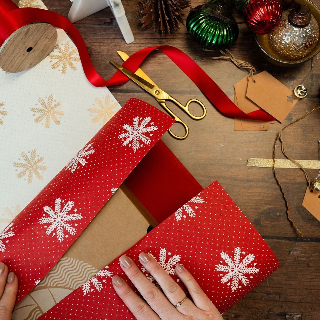 Carta da regalo con fiocco di neve rosso