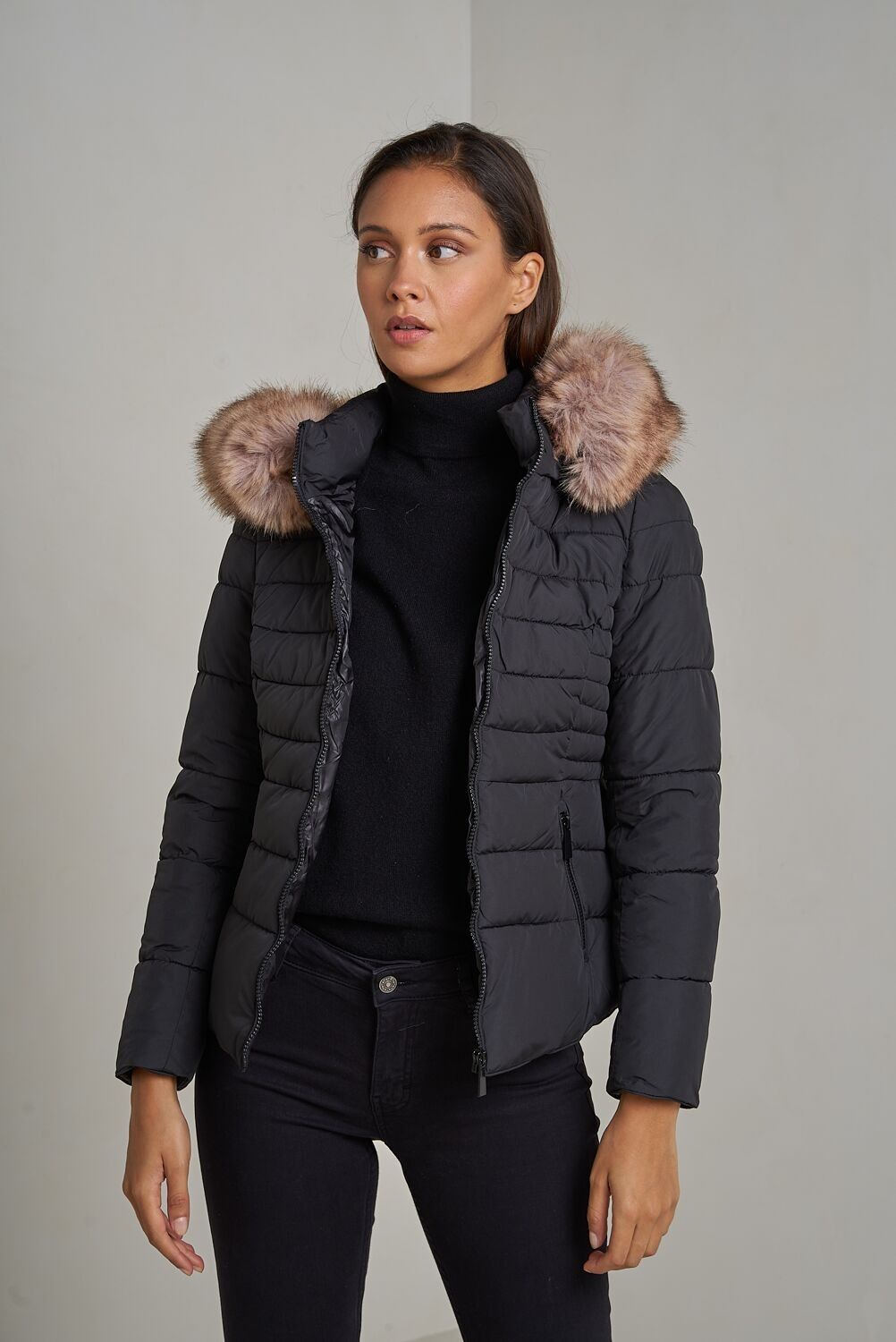 Piumino tinta unita con cappuccio in ecopelliccia