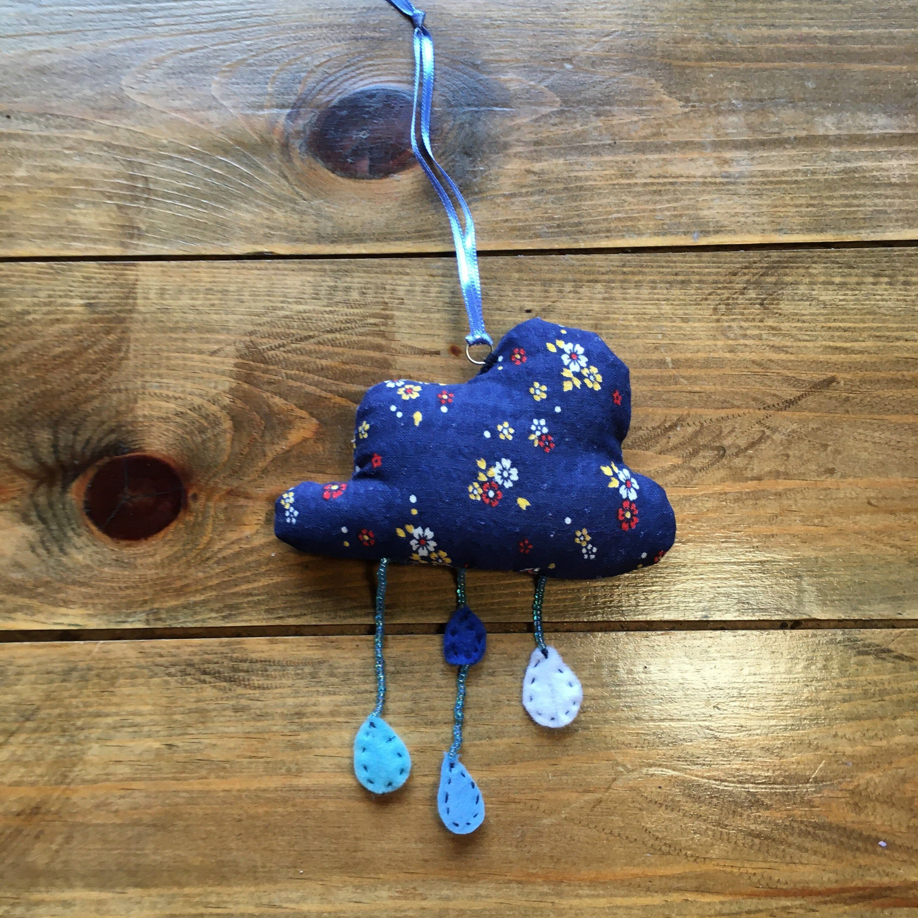 Decorazione floreale Raincloud fatta a mano