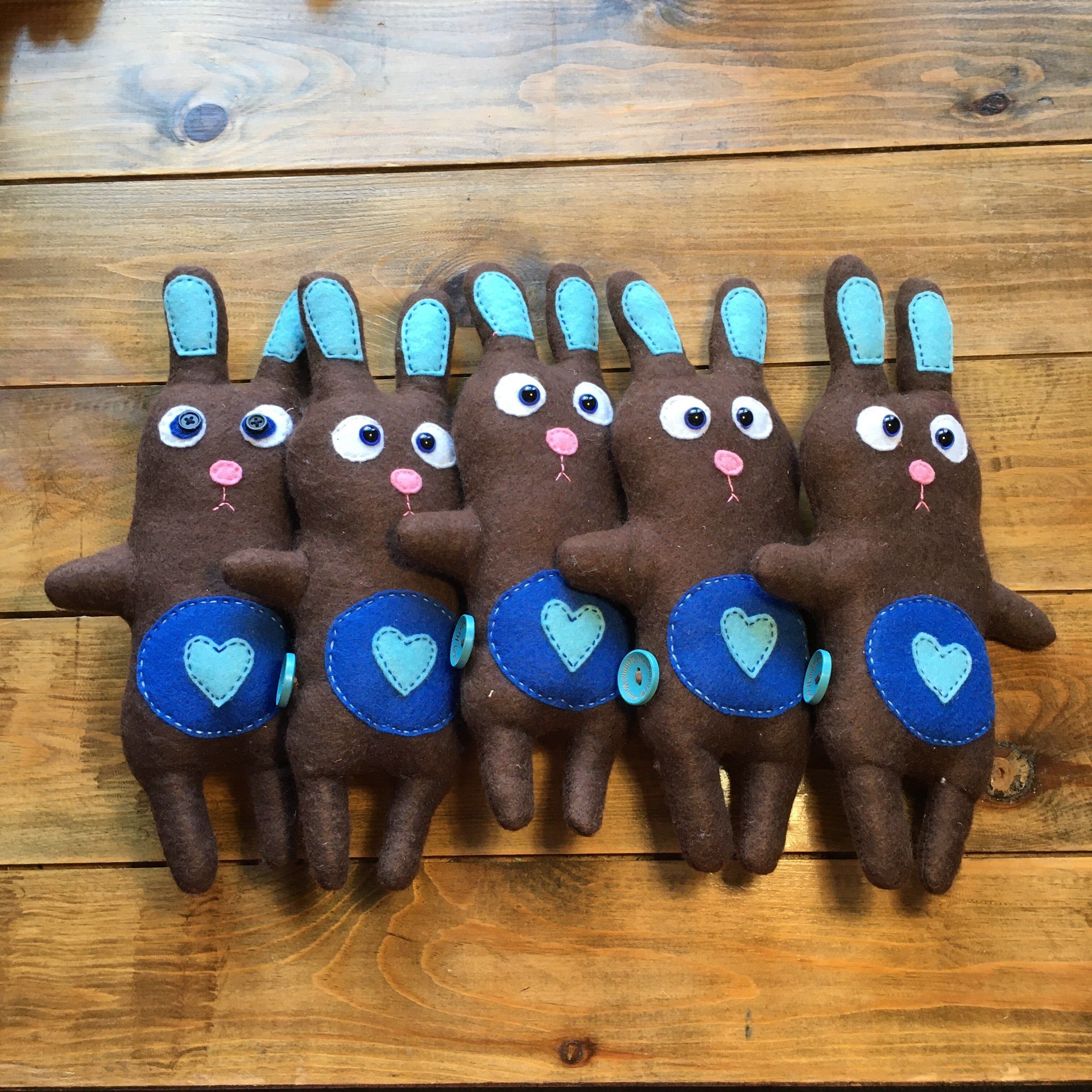 Decorazioni di peluche di coniglio ragazzo fatte a mano