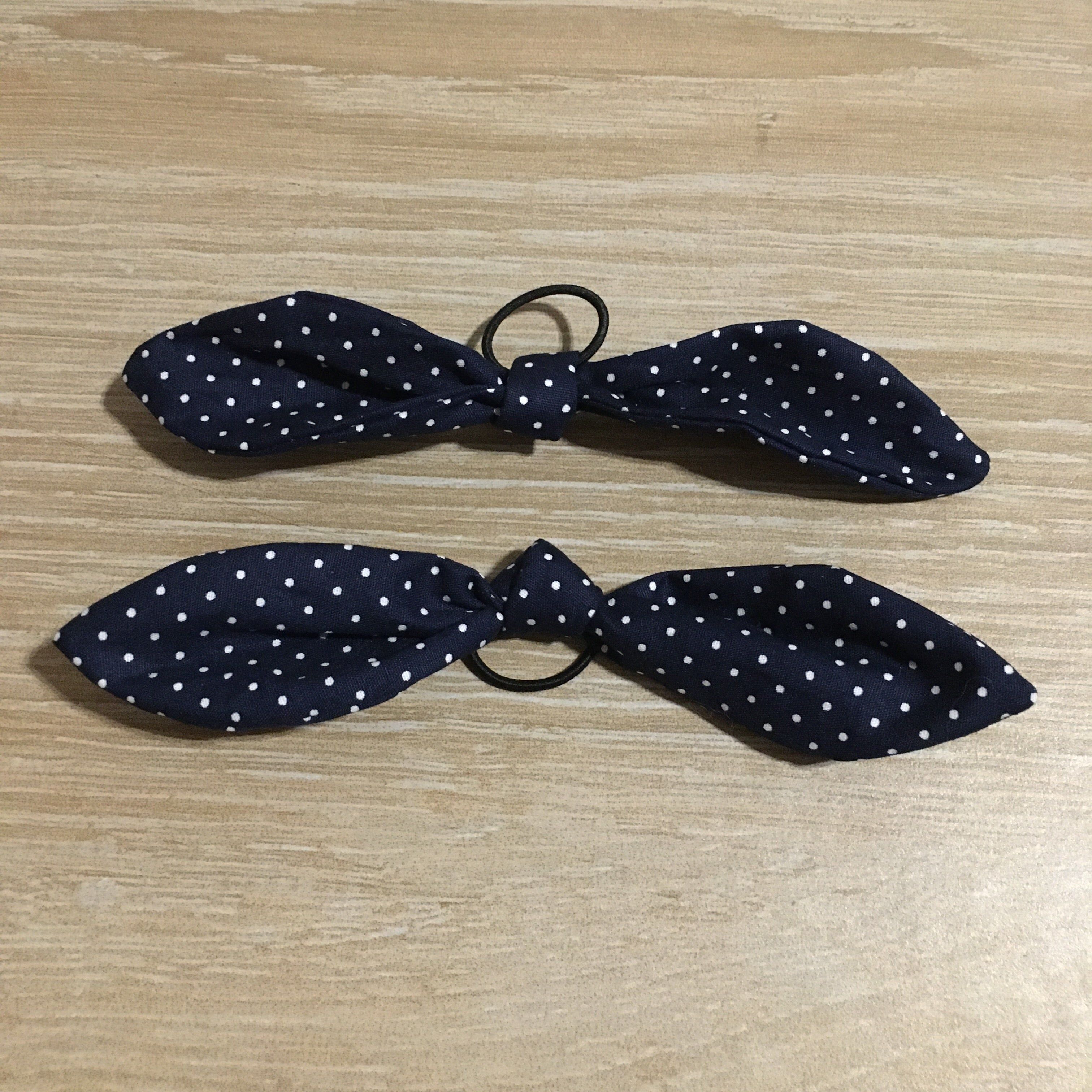 Schleifen-Haargummis x3 in Marineblau mit kleinen Punkten