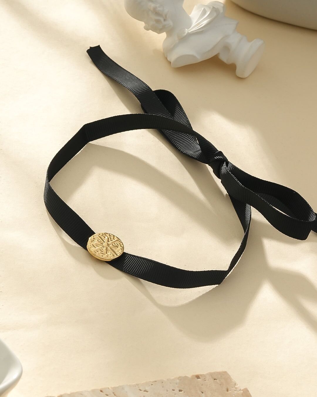 Collana girocollo in tessuto nero e ciondolo stella dorata