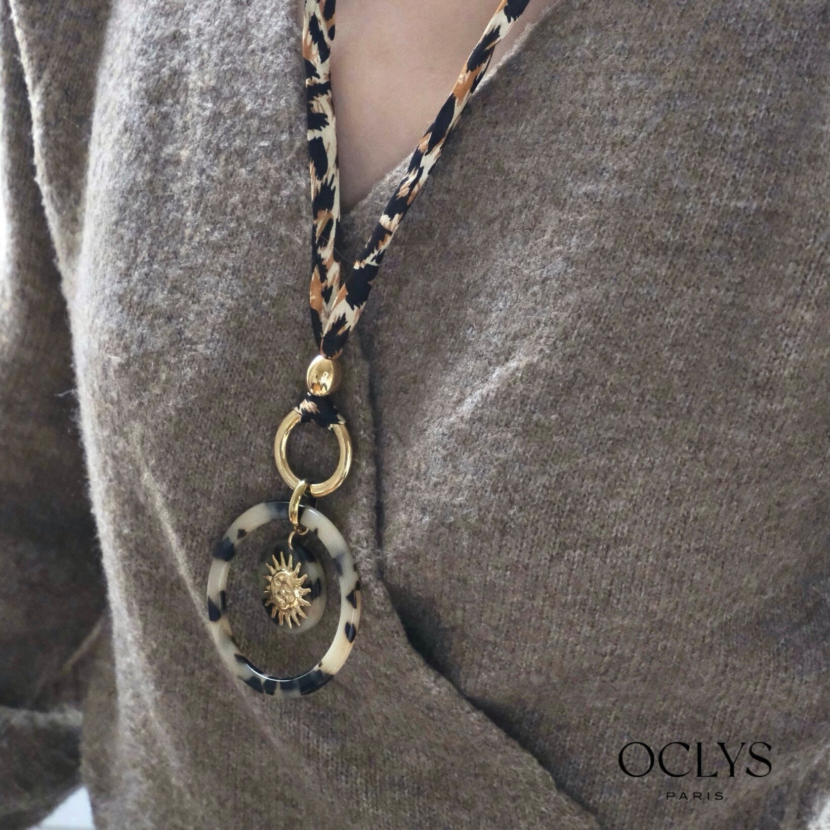 Collana lunga in nastro di tessuto leopardato con sole Dina in acciaio inossidabile