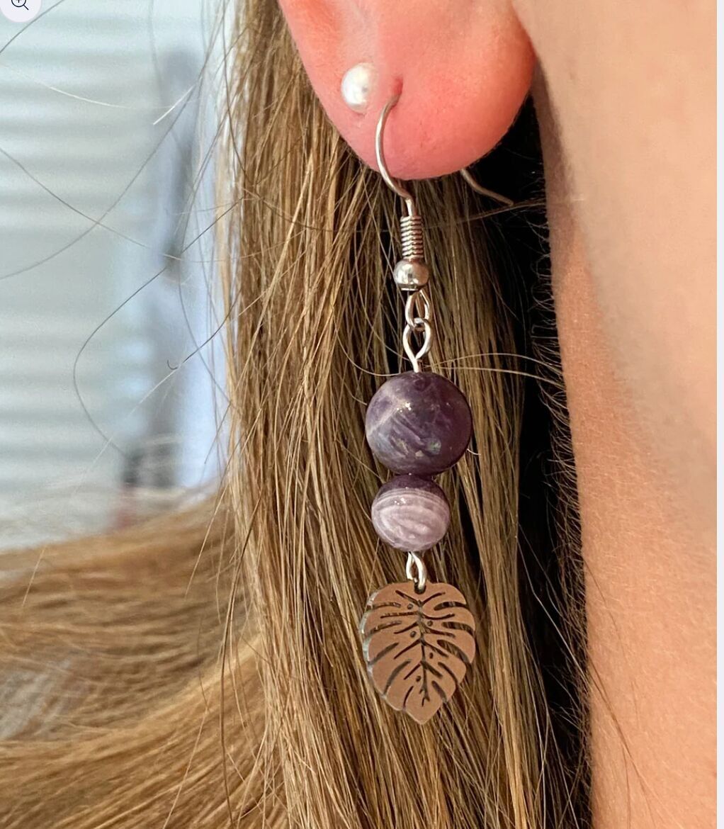 Boucles d'oreilles en améthyste et acier inoxydable argenté avec breloque feuille
