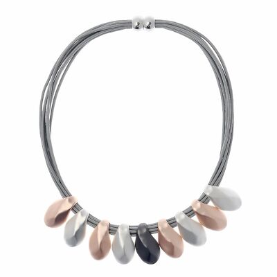 Collana alla moda in pelle grigia multifilo con gocce asimmetriche