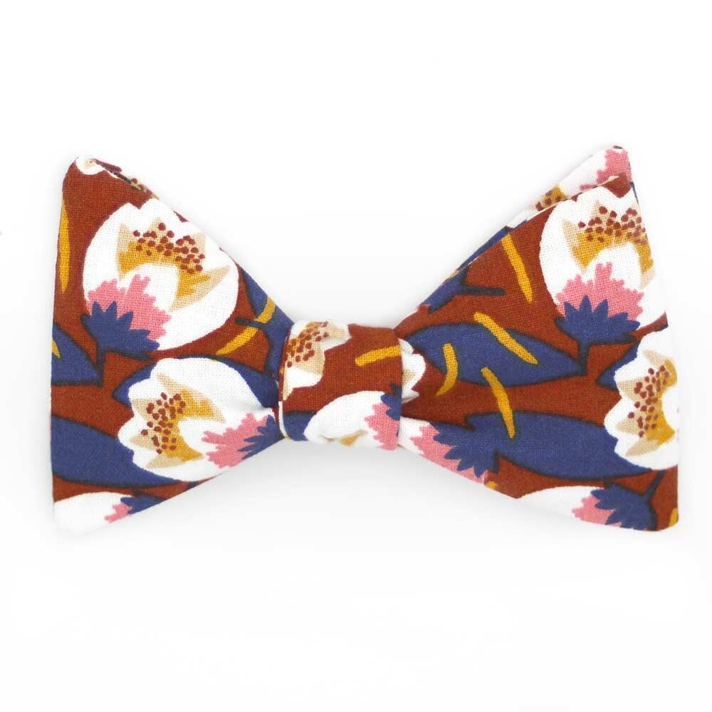 Papillon floreale di croco blu e ruggine