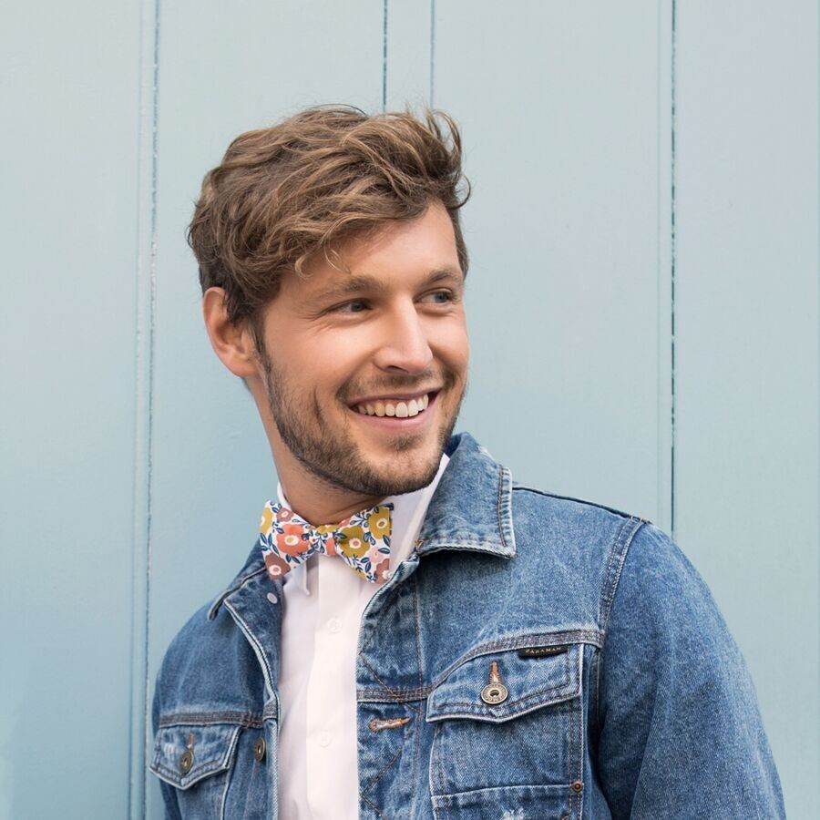 Geblümte Fliege im Pop-Stil der 70er Jahre