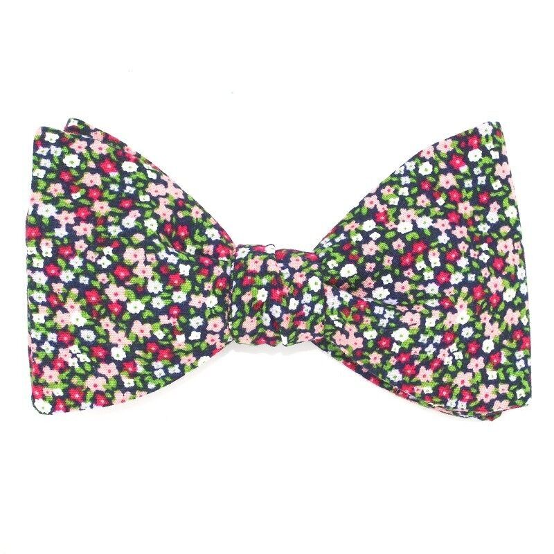 Papillon blu notte, rosa fucsia e verde floreale