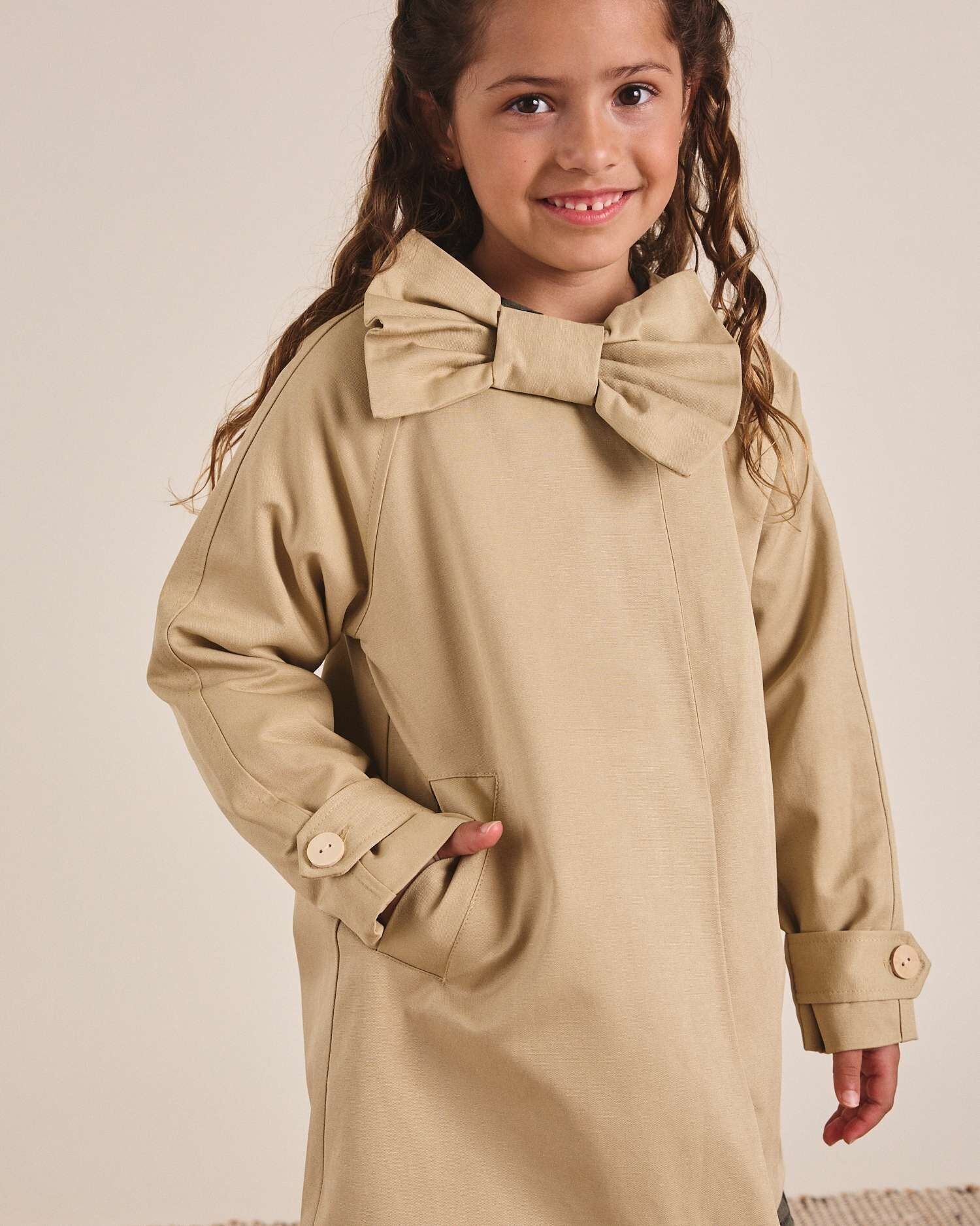 Trench da bambina color cammello con fiocco e interno guatiné L68-11406261
