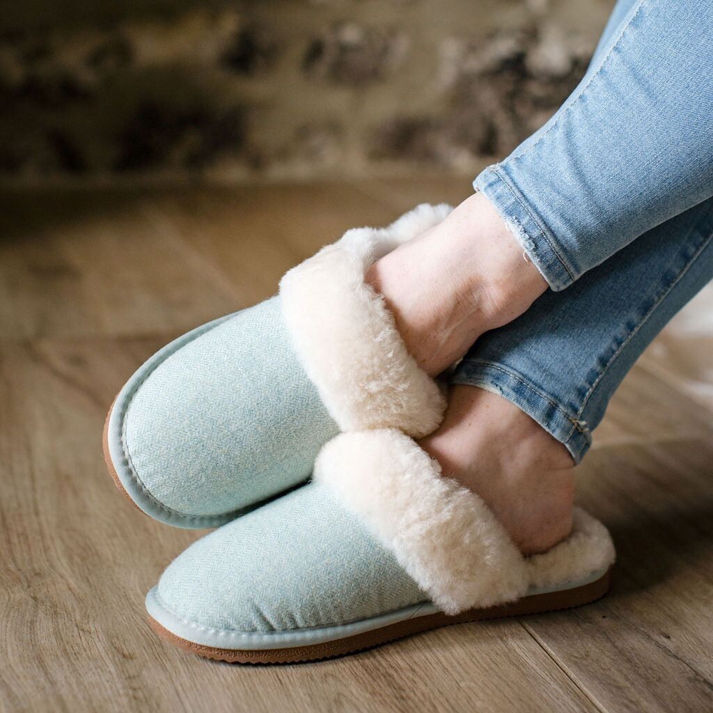 Deluxe-Pantolette „Daisy“ aus Schaffell für Damen – Fischgrätengrün