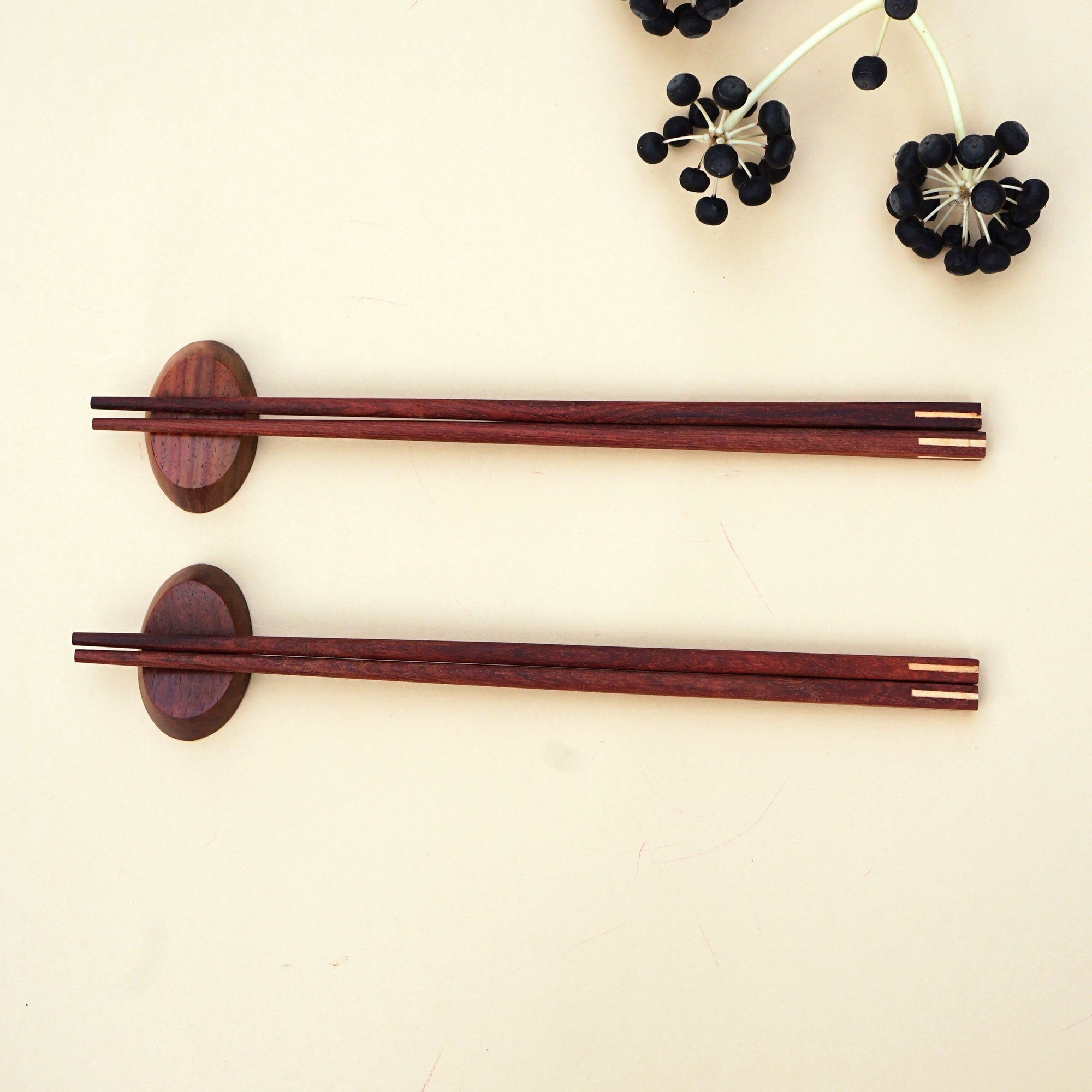 Un ensemble de 2 paires de baguettes en bois faites à la main avec 2 repose-pieds