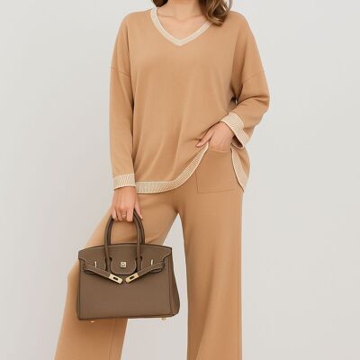 MAGLIONE MORBIDO CON SCOLLO A V IN MAGLIA ABBINATO A PANTALONI A GAMBA LARGA CON TASCHE E BORDI A CONTRASTO