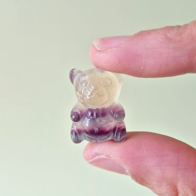 Mini oso de fluorita arcoíris (2 cm): fuerza, estabilidad y protección