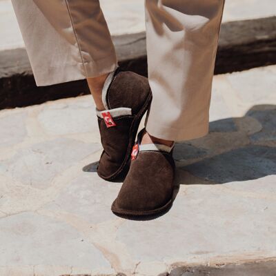 Zapatillas unisex en exterior de lana y ante / suela de goma. Increíble comodidad y calidez. Hecho a mano en la UE. Pie de reno Opplav. Color marrón oscuro