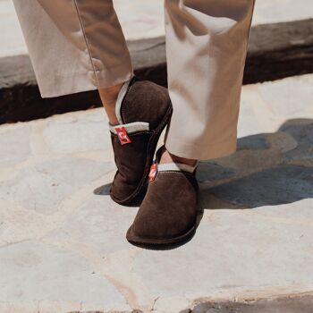 Chaussons unisexes en laine et daim extérieur/semelle caoutchouc. Confort et chaleur incroyables. Fabriqué à la main dans l'UE. Pied de renne Opplav. Couleur marron foncé 1