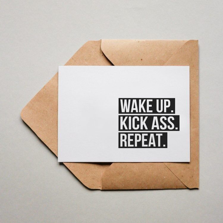 Cartes postales Réveillez-vous Kick Ass. Répétez.