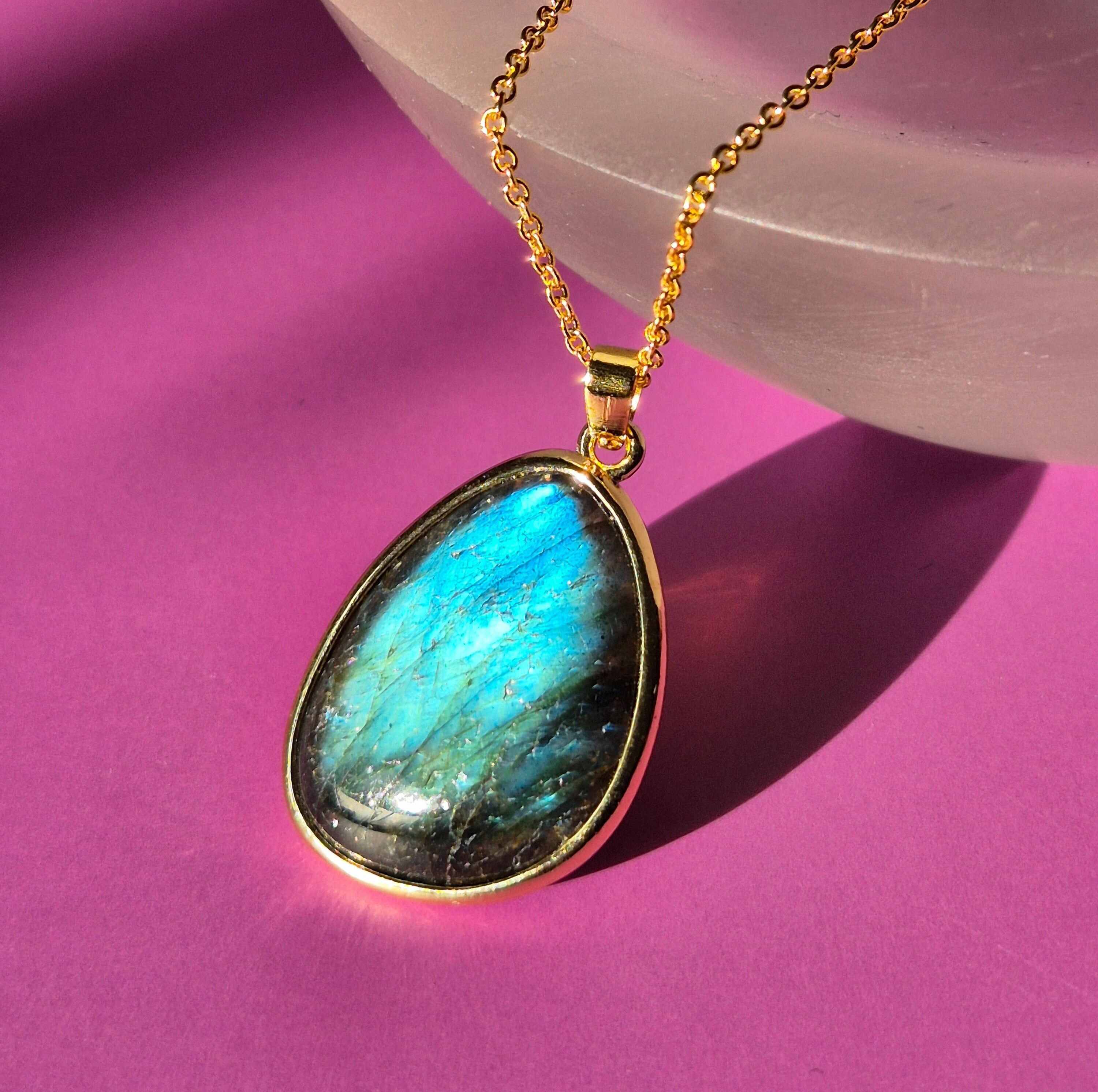 Collana in Labradorite color oro con pendente appariscente da 25 mm