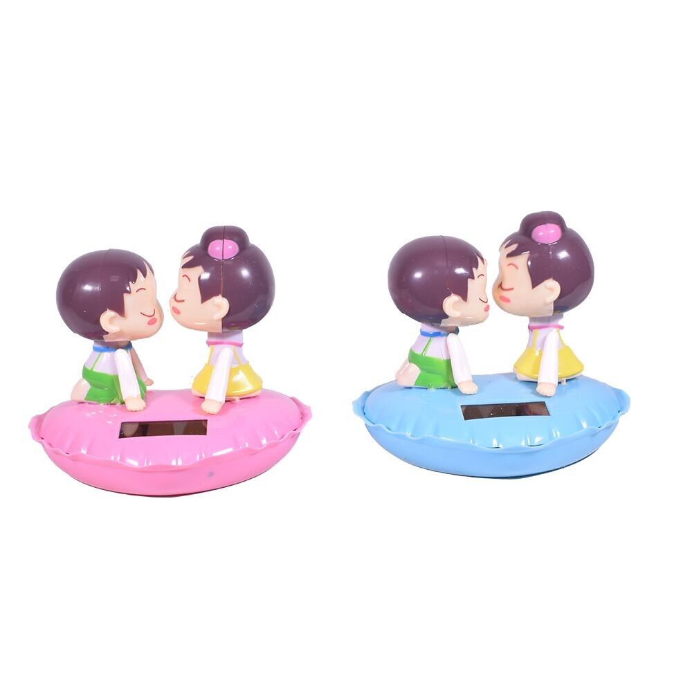 Coppia che si bacia con l'energia solare