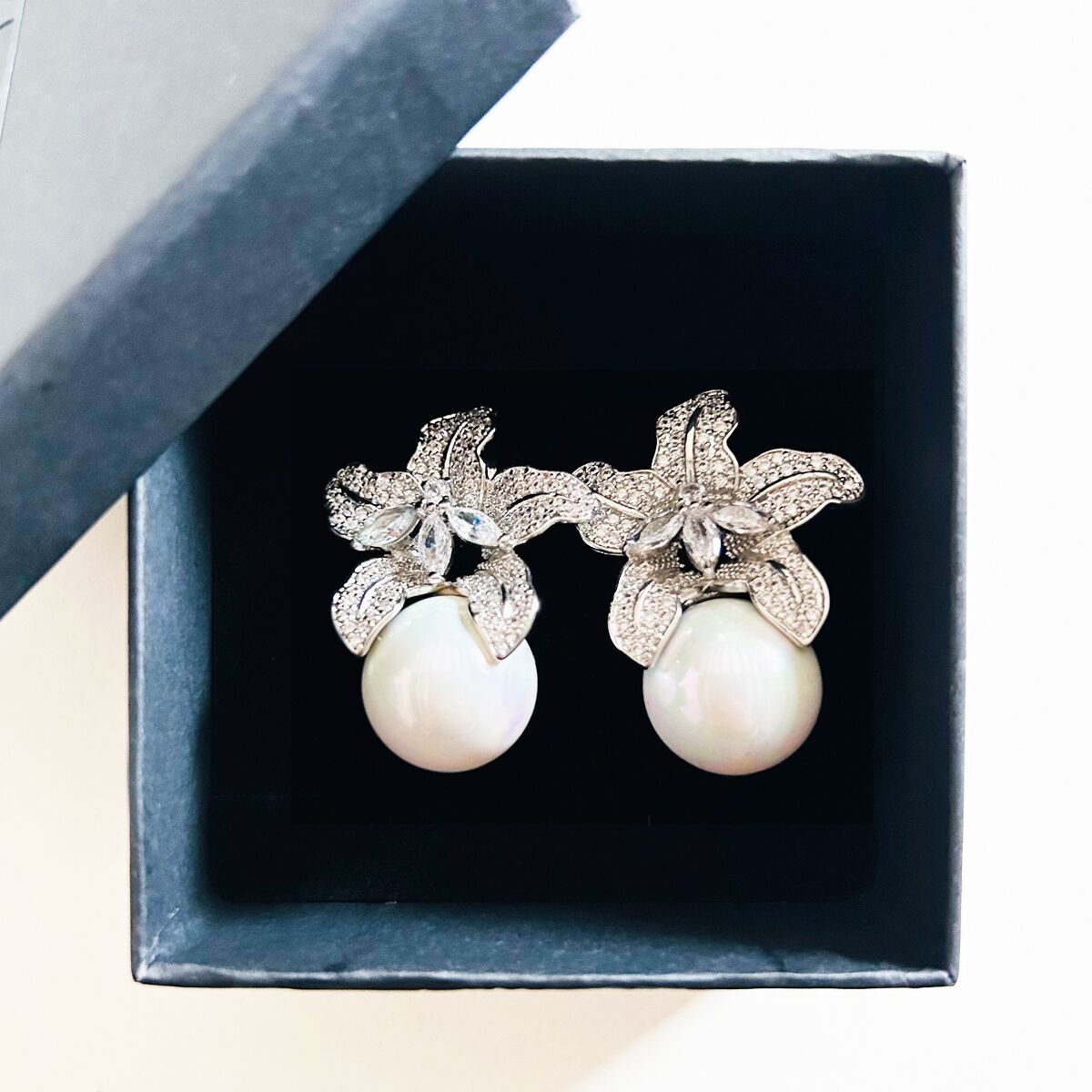 ORECCHINI GIGLIO PERLA