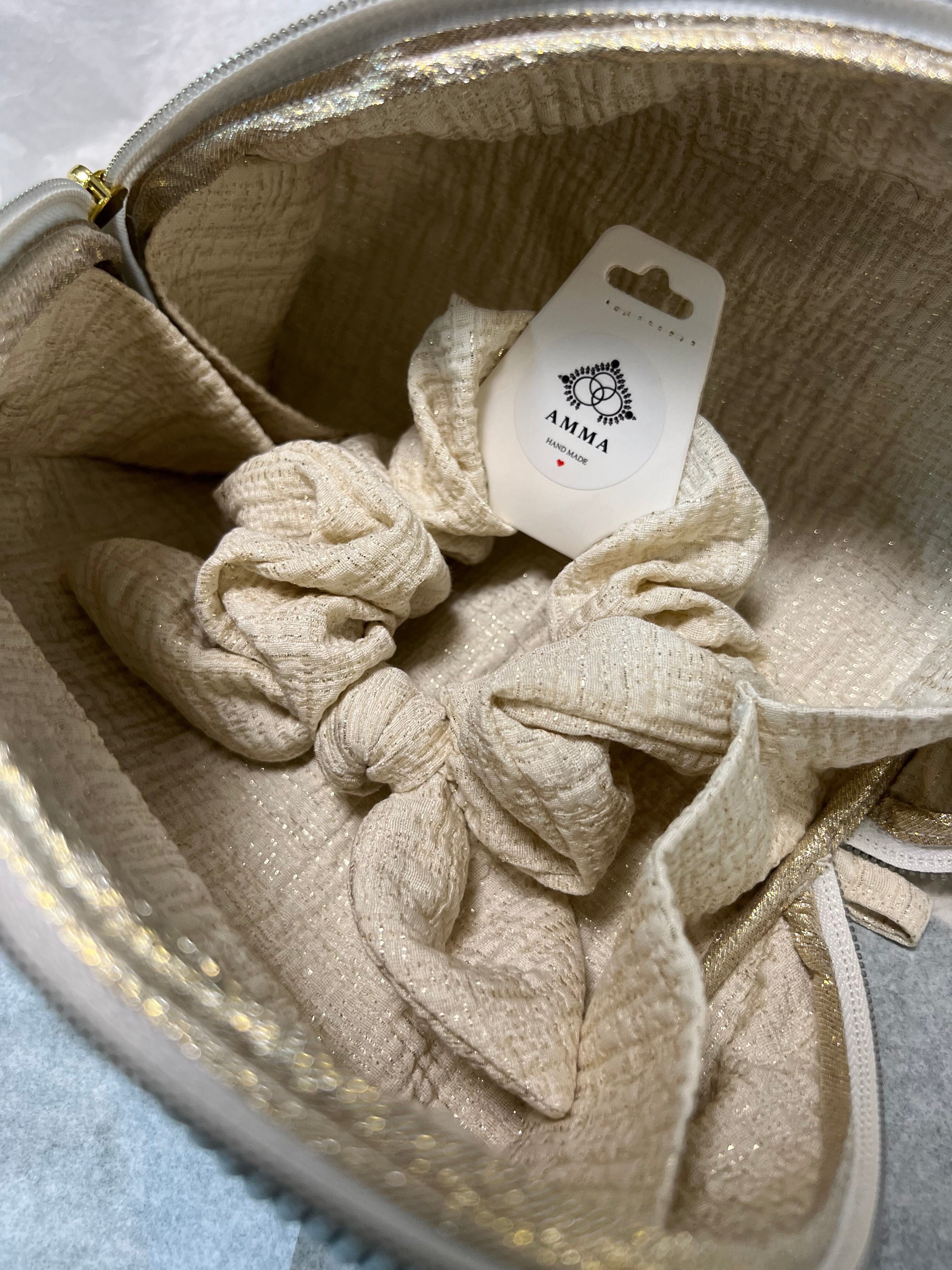 Cremefarbenes Glitzer-Scrunchie