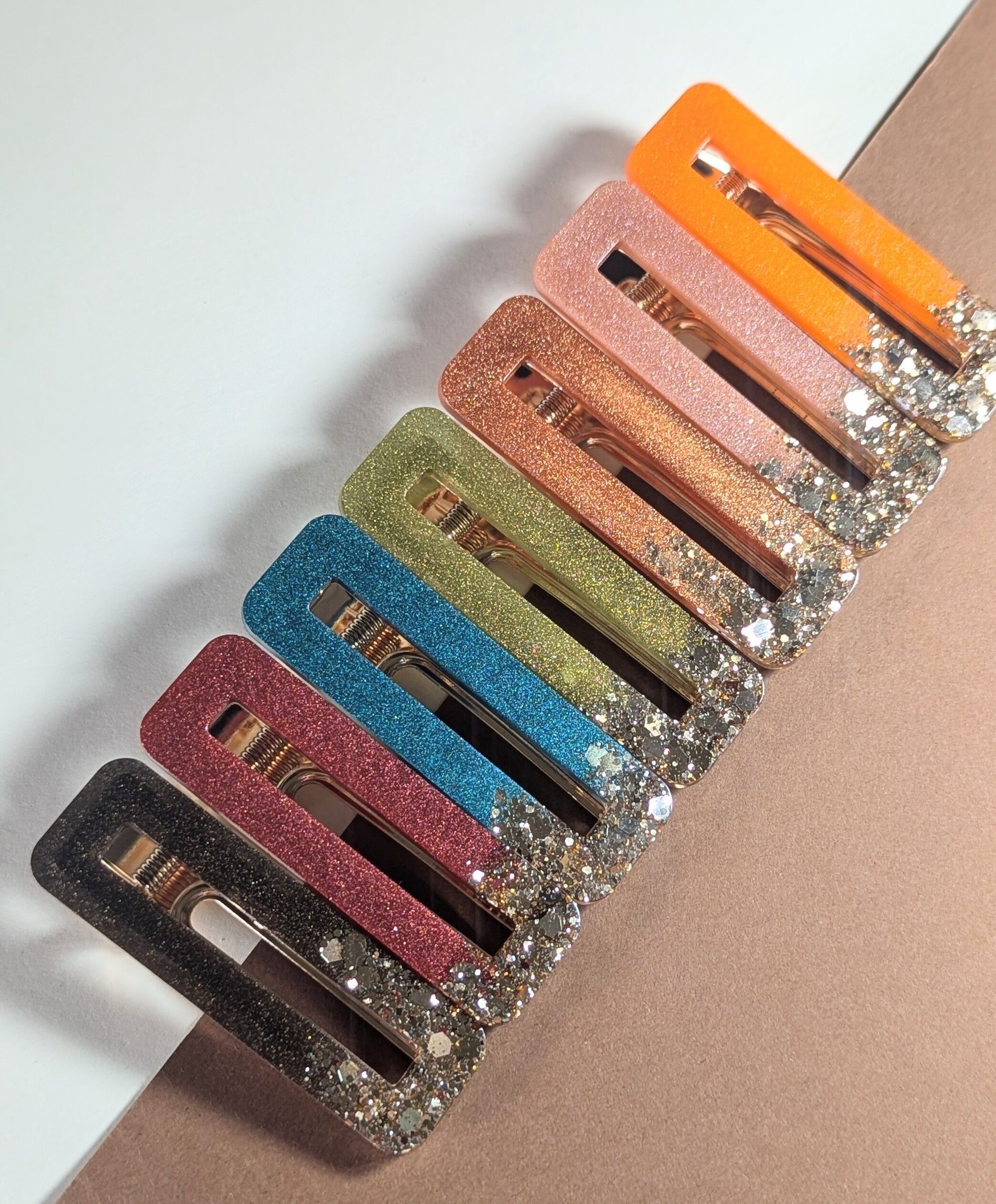 Pasador rectangular de resina con punta dorada