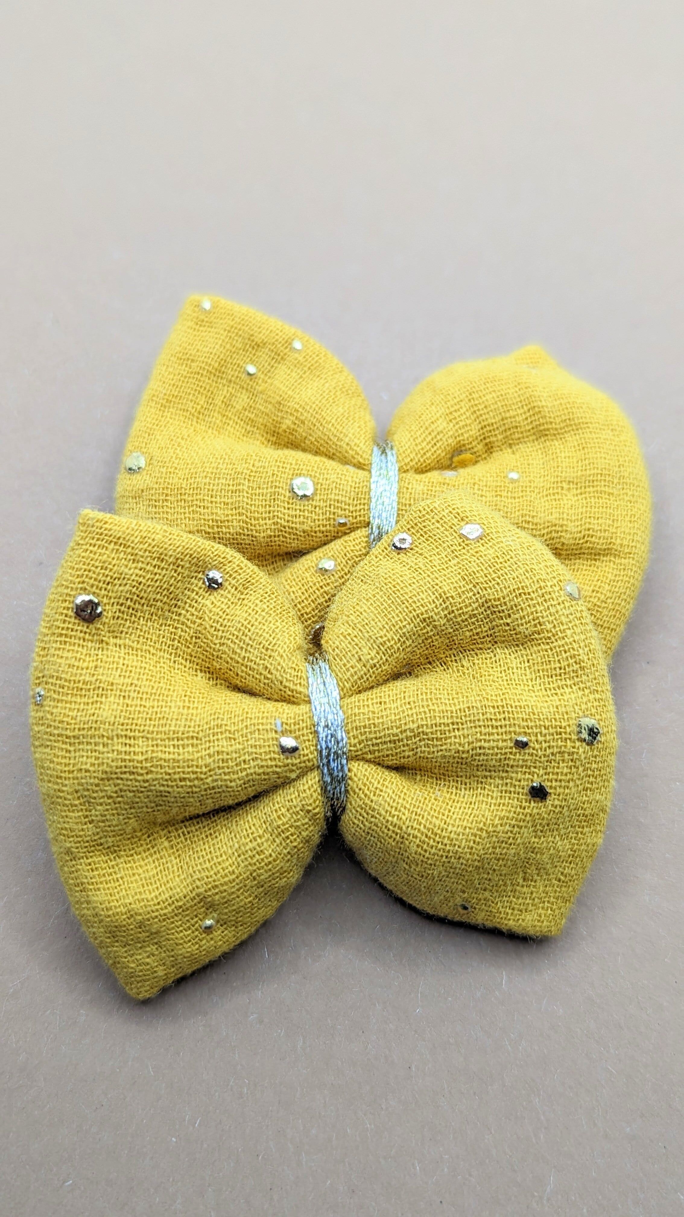 Haarspange aus doppelter Gaze in Senfgelb