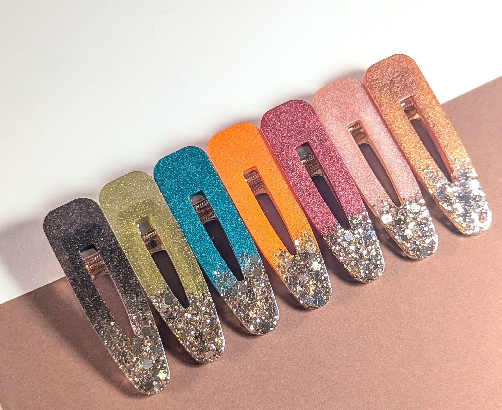 Pasador de resina color otoñal, toque dorado/triangular