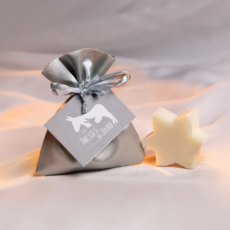 REGALO DA TAVOLA - BUSTA IN RASO ARGENTO e sapone fresco al latte d'asina da 25 gr