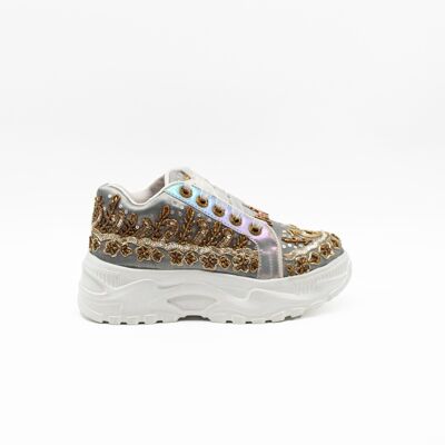 Zapatillas deportivas de lujo Petra de satén plateado adornadas a mano | RETTROSE |