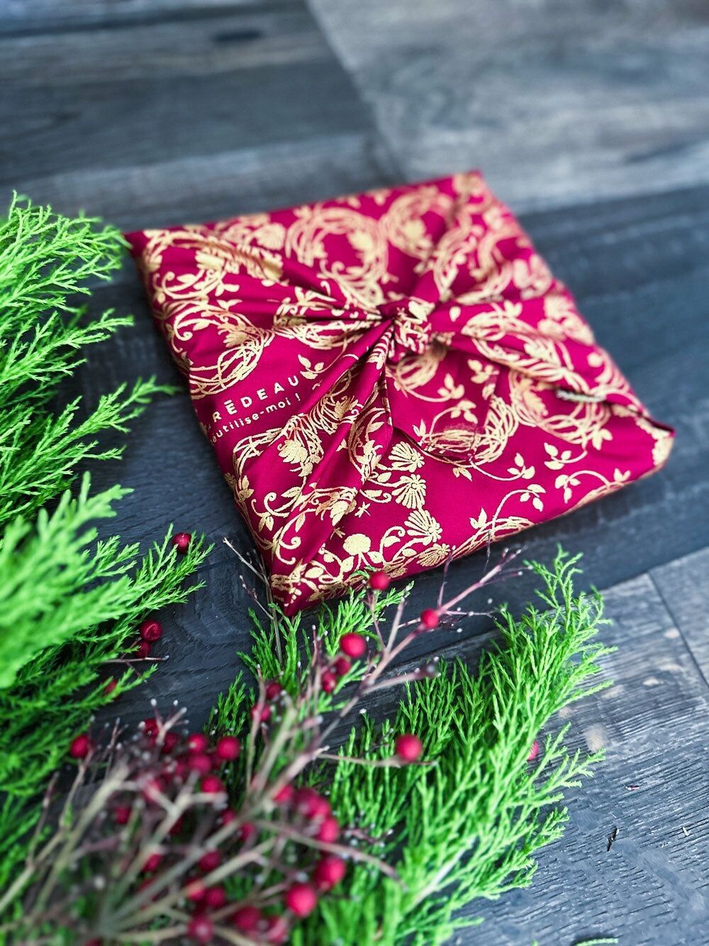 Wiederverwendbares Geschenkpapier Monochrome Collection Recycelte Baumwolle Furoshiki 100% Baumwolle: Der geheime Garten (Größe S) 35x35 cm mohnrot