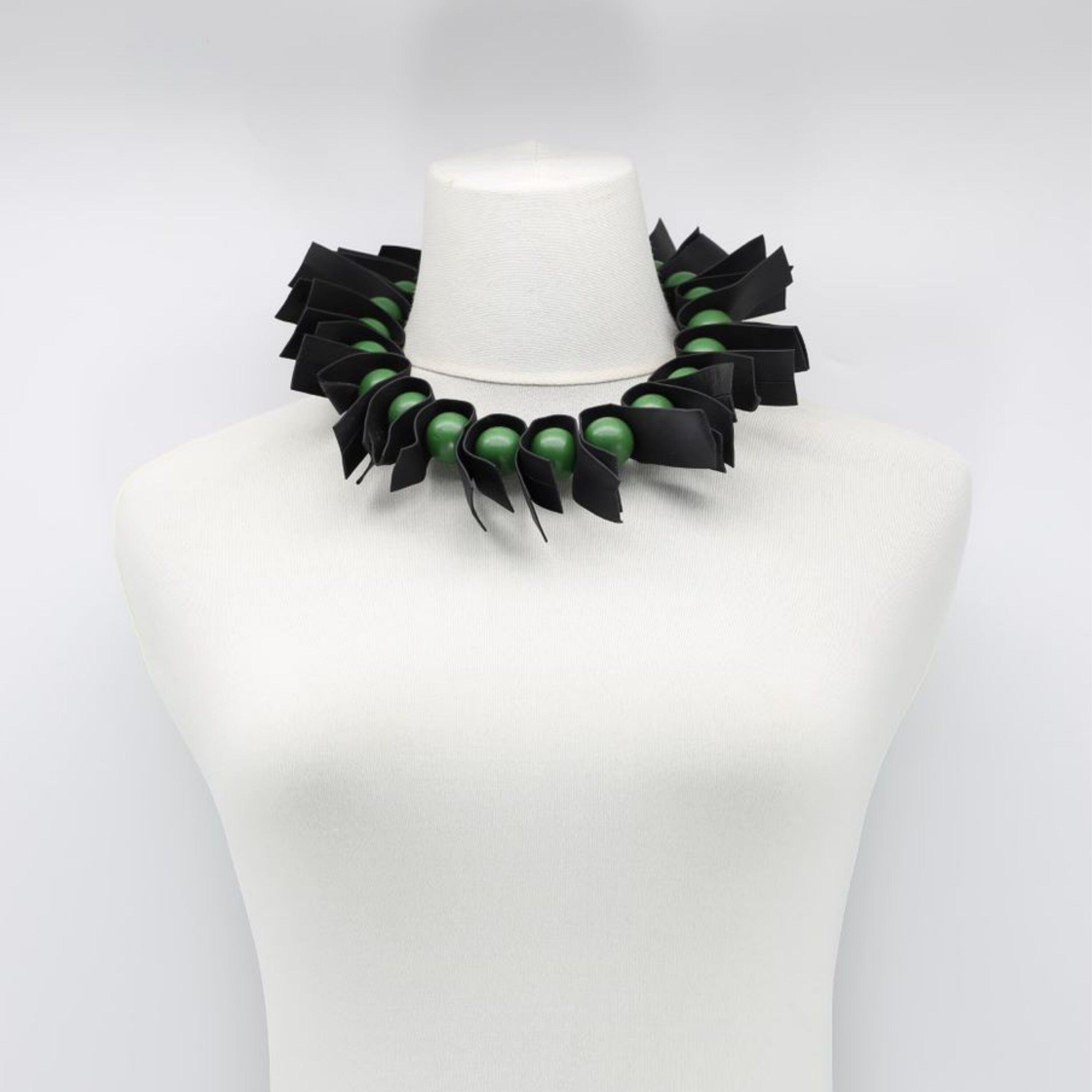 Collier en U en Similicuir & Perles Rondes - Vert Printemps