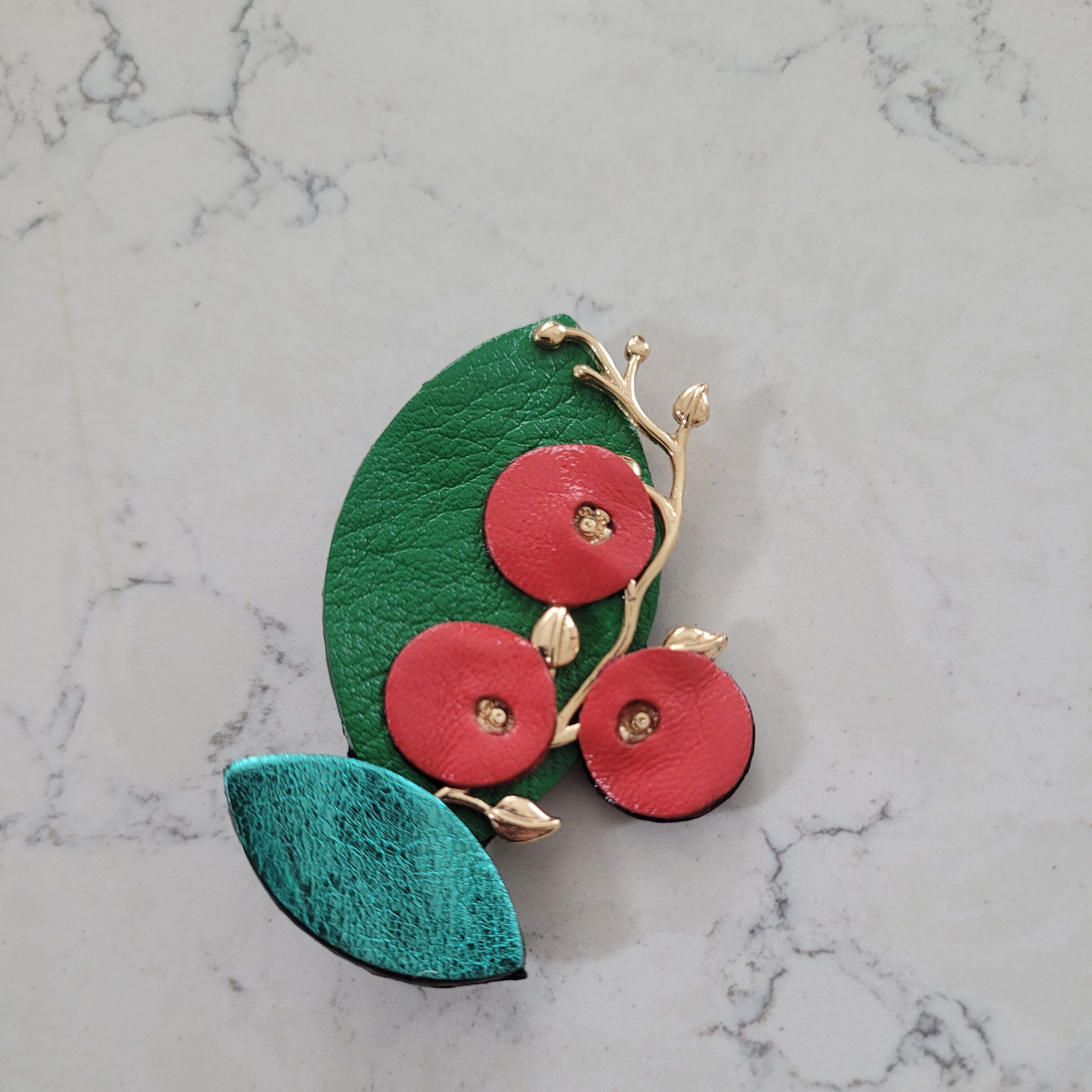 Korallen-Johannisbeerbrosche aus recyceltem Leder und vergoldetem Damen-Accessoire-Schmuck