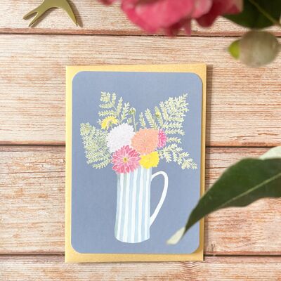 carte postale bouquet de dahlias avec vase rayé sur fond bleu